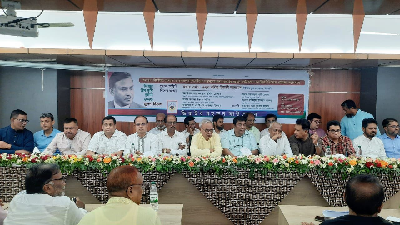 শুক্রবার খুলনা মহানগর বিএনপির কার্যালয়ে জেডআরএফ আয়োজিত বিএনপির গুম, খুন, নির্যাতিত অসহায় ও অসচ্ছল নেতাকর্মীদের সন্তানদের শিক্ষা-উপবৃত্তি প্রদান অনুষ্ঠানে অতিথিরা। ছবি : কালবেলা