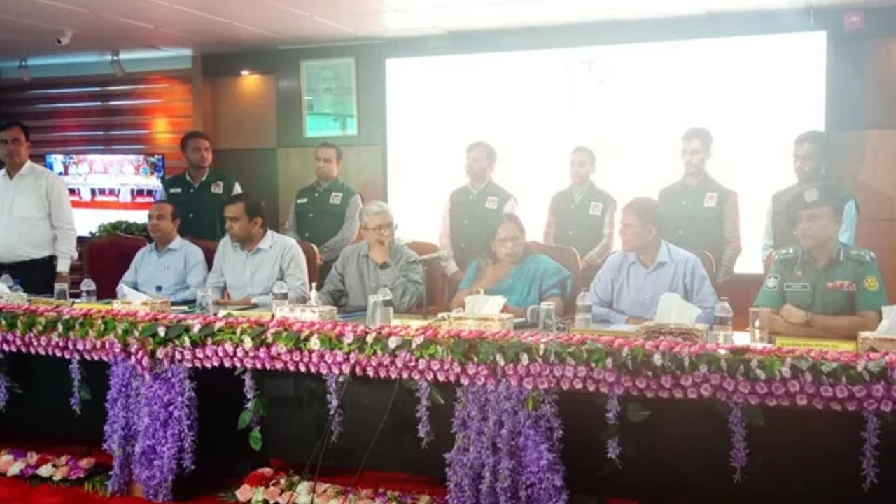আগারগাঁওয়ের ইটিআই ভবনে ঢাকা-১৭ উপনির্বাচনের প্রিসাইডিং কর্মকর্তাদের সংবাদ সম্মেলন। ছবি : সংগৃহীত