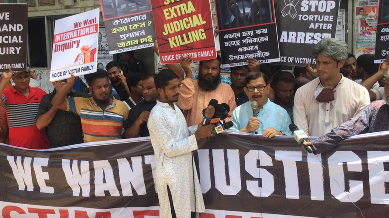 জাতীয় প্রেস ক্লাবের সামনে মানববন্ধন কর্মসূচিতে নাগরিক ঐক্যের সভাপতি মাহমুদুর রহমান মান্না। ছবি : সংগৃহীত