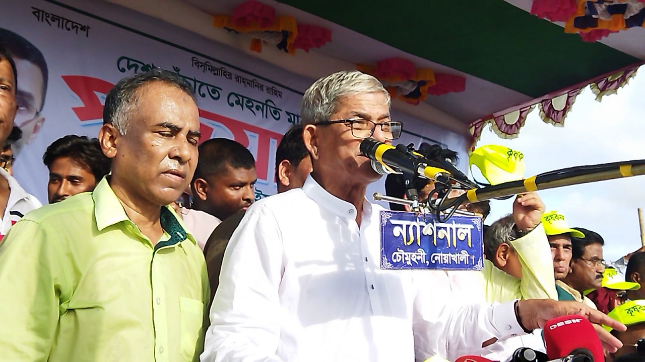 নোয়াখালী শহীদ ভুলু স্টেডিয়ামে চট্টগ্রাম বিভাগীয় পদযাত্রা পূর্ব সমাবেশে বক্তব্য দিচ্ছেন মির্জা ফখরুল ইসলাম আলমগীর। ছবি : কালবেলা