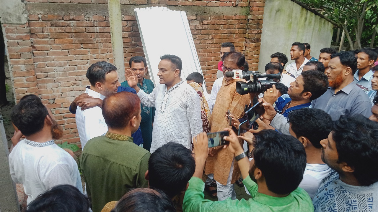 আলহাজ নজরুল ইসলাম দুলালকে কাছে পেয়ে আবেগাপ্লুত হয়ে জড়িয়ে ধরেন ভুক্তভোগী পরিবারের এক সদস্য। ছবি : কালবেলা