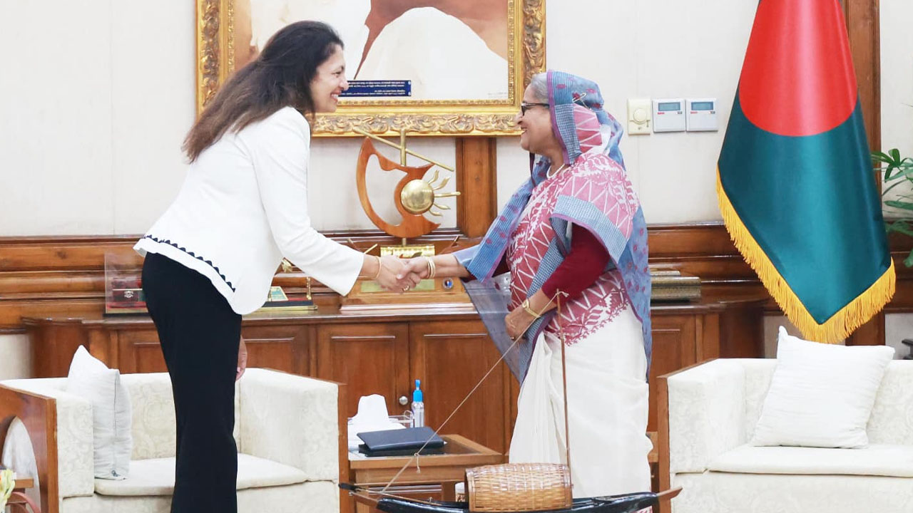 প্রধানমন্ত্রী শেখ হাসিনার সঙ্গে আন্ডার সেক্রেটারি আজরা জেয়া। ছবি : সংগৃহীত