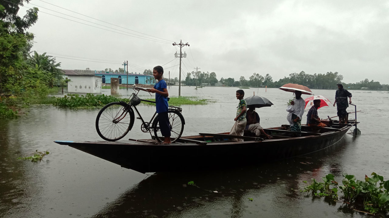 নৌকায় যাতায়াত করতে হচ্ছে পানিবন্দি মানুষকে। ছবি : কালবেলা