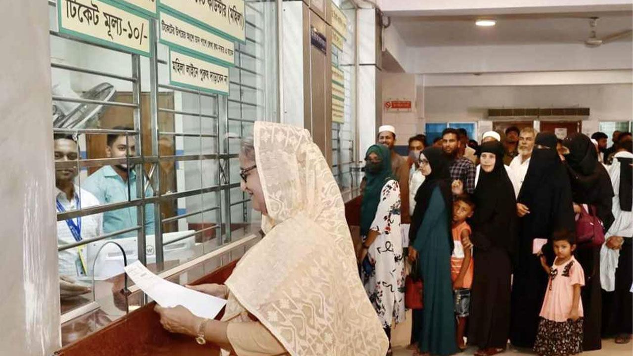 জাতীয় চক্ষু বিজ্ঞান ইনস্টিটিউট ও হাসপাতালের বহির্বিভাগে টিকিট কাউন্টারে প্রধানমন্ত্রী শেখ হাসিনা। ছবি : পিএমও