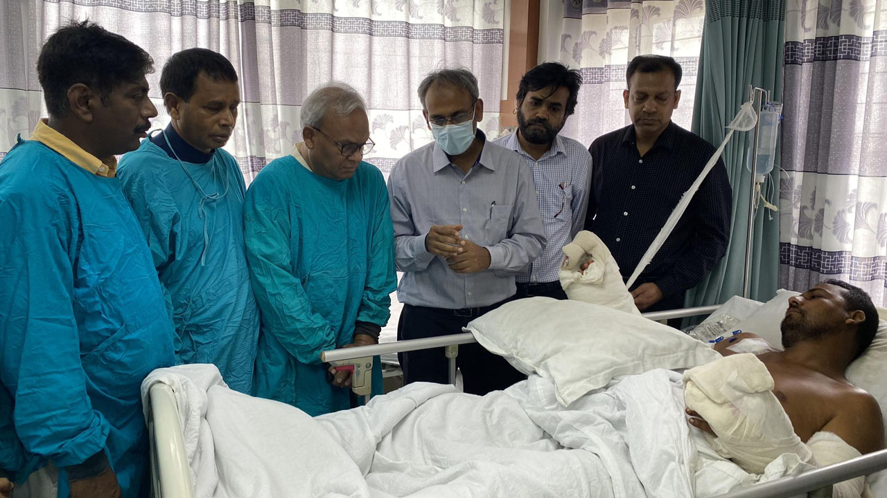 ঝিনাইদহ জেলা যুবদলের সদস্য লিটন মণ্ডলকে দেখতে হাসপাতালে রুহুল কবির রিজভী। ছবি : কালবেলা