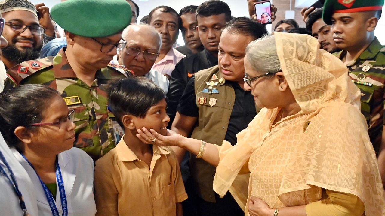 জাতীয় চক্ষু বিজ্ঞান ইনস্টিটিউট ও হাসপাতালে ছোট্ট রাব্বীর সাথে প্রধানমন্ত্রীর কুশল বিনিময়। ছবি : পিআইডি