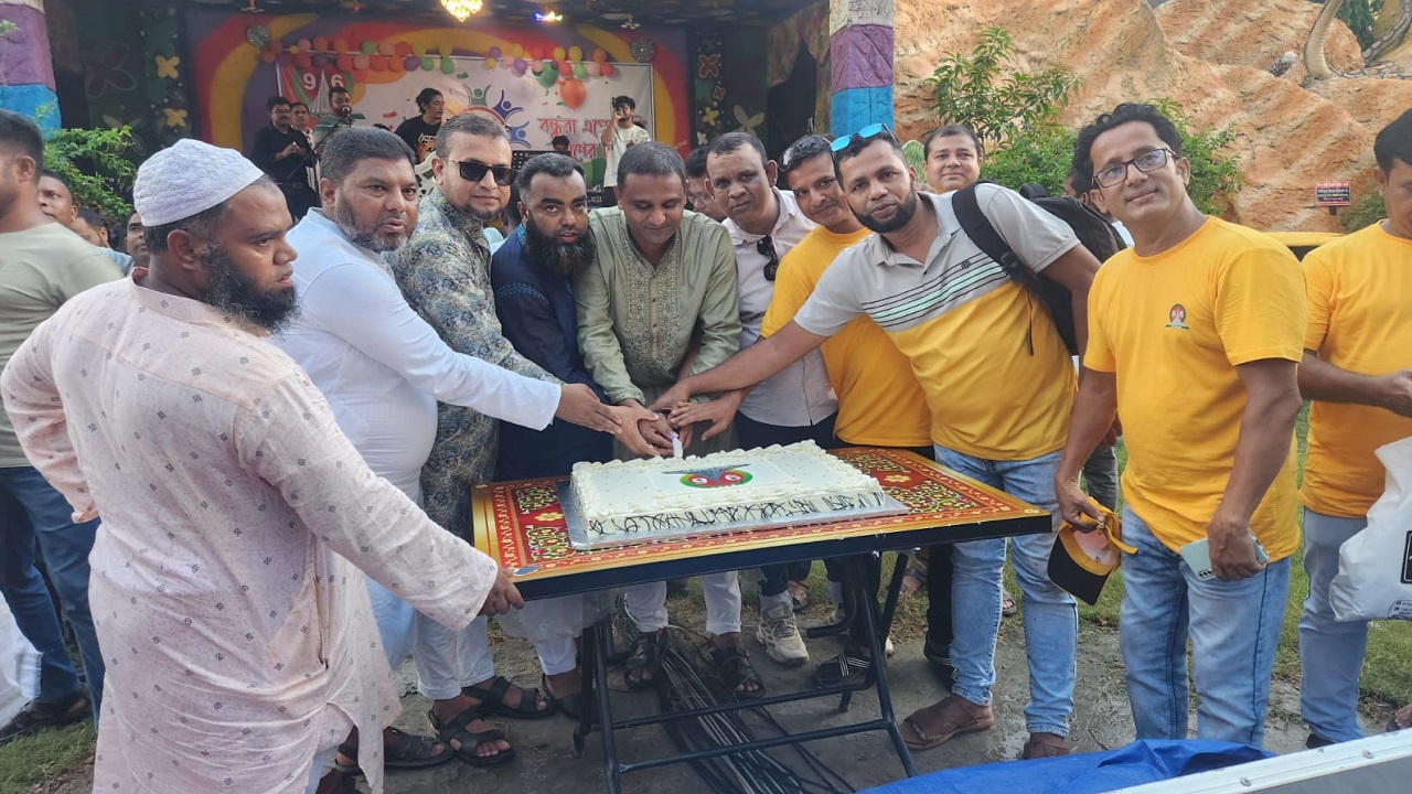 বংশী নদীর পাড়ে পুনর্মিলনীতে সাভার ’৯৬-এর সদস্যরা। ছবি : কালবেলা