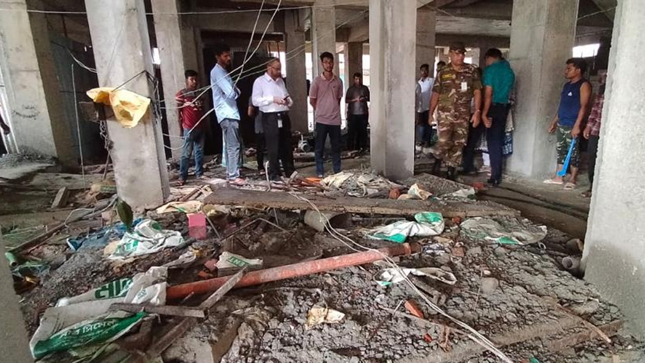 রাজধানীতে এডিস মশা নিধনে পরিচালিত নিয়মিত অভিযান। ছবি : কালবেলা