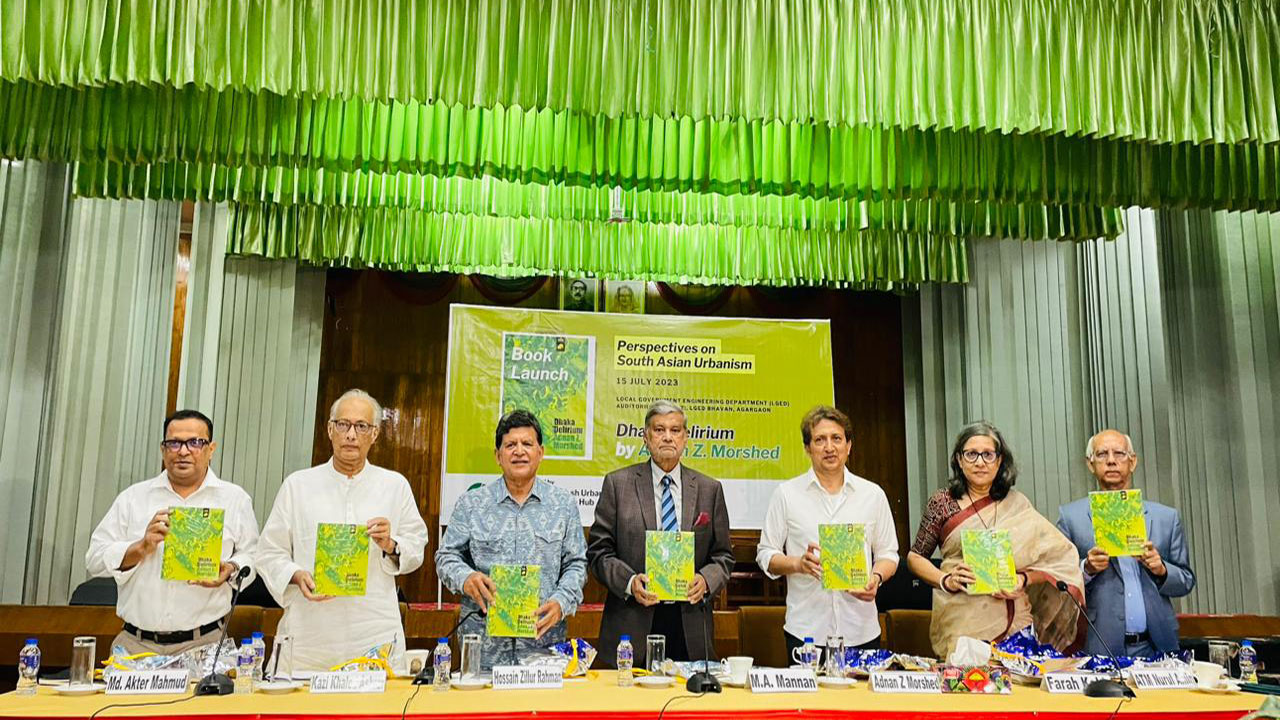 স্থপতি অধ্যাপক ড. আদনান জিল্লুর মোর্শেদের ‘ঢাকা ডেলিরিয়াম’ বইটির মোড়ক উন্মোচন করেন পরিকল্পনামন্ত্রী এম এ মান্নান। ছবি: কালবেলা