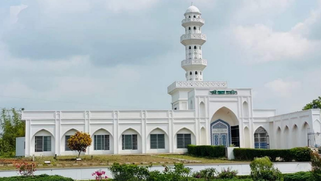 ফটিকছড়ির হারুয়ালছড়ির দৃষ্টিনন্দন মসজিদ। ছবি : কালবেলা
