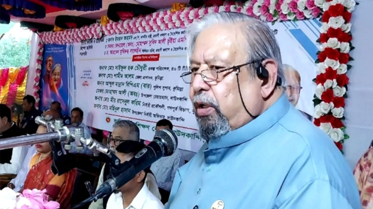 কুমিল্লায় কথা বলছেন প্রবাসী কল্যাণ ও বৈদেশিক কর্মসংস্থান মন্ত্রী ইমরান আহমদ। ছবি: কালবেলা