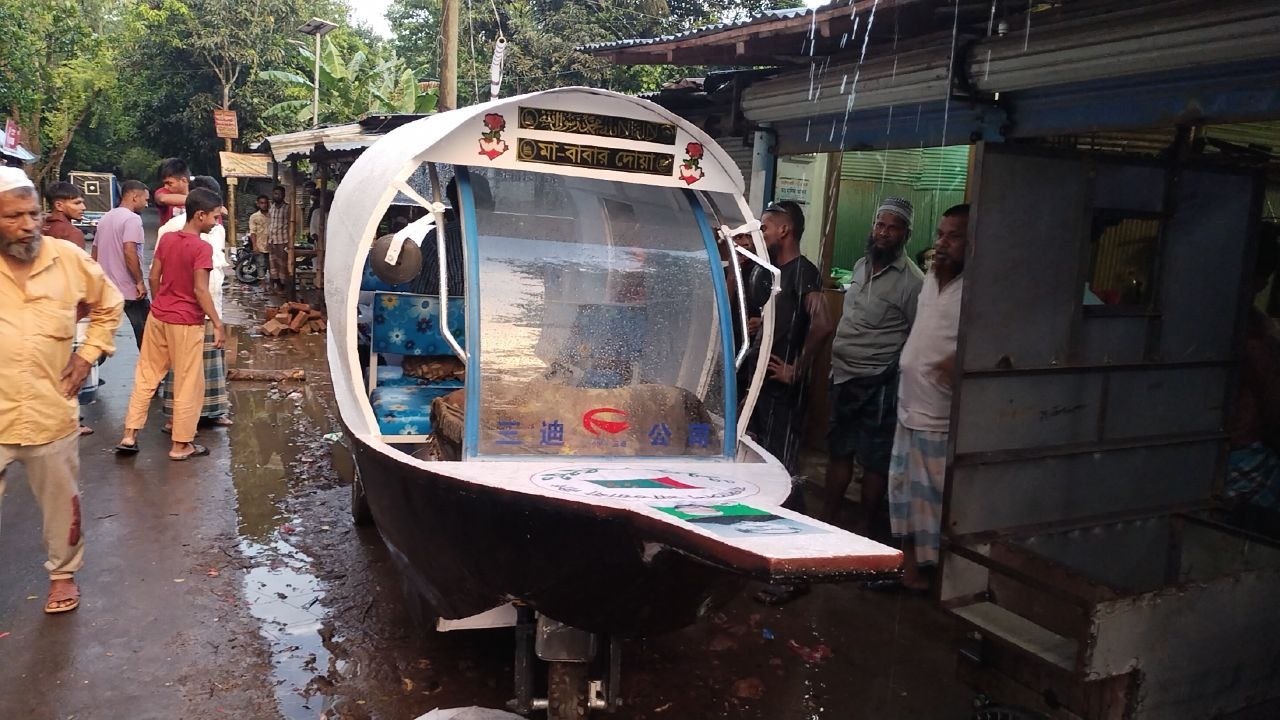 প্রধানমন্ত্রী শেখ হাসিনার জন্য বানানো সেই স্মার্ট নৌকা। ছবি : কালবেলা