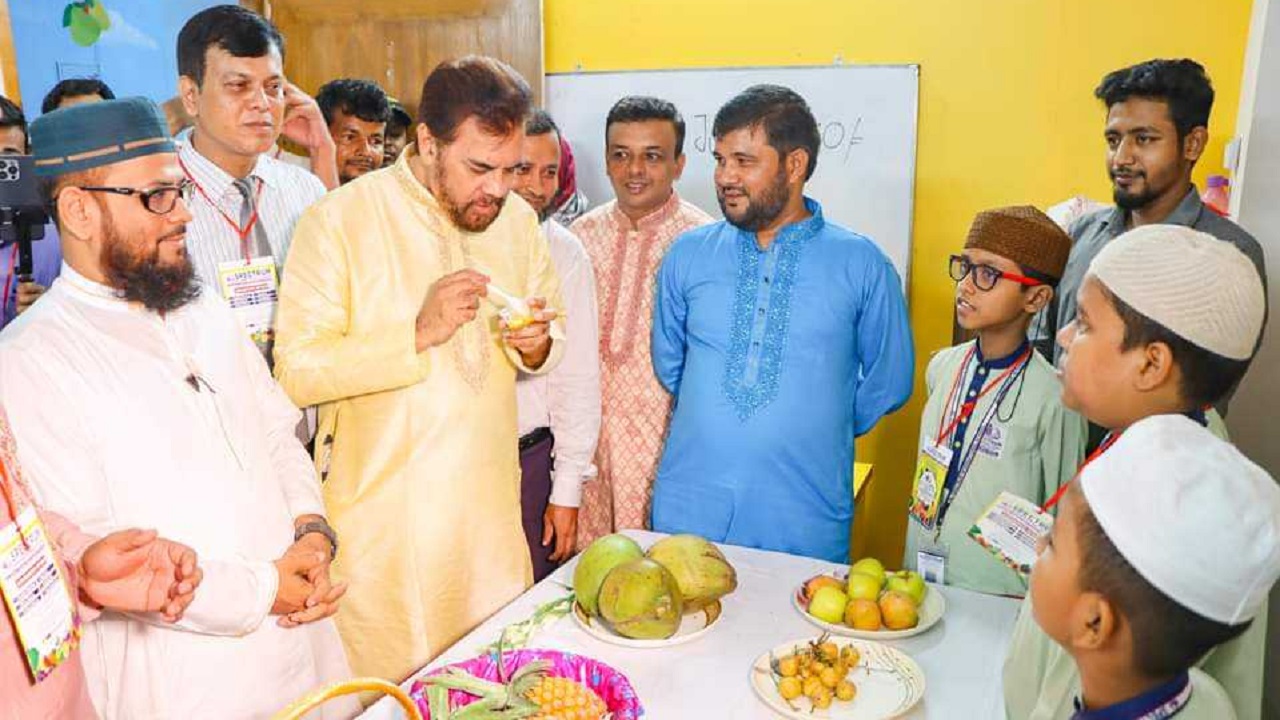 ফিতা কেটে এই গ্রীষ্মকালীন ফল উৎসব উদ্বোধন করছেন চিত্রনায়ক ইলিয়াছ কাঞ্চন। ছবি : সংগৃহীত