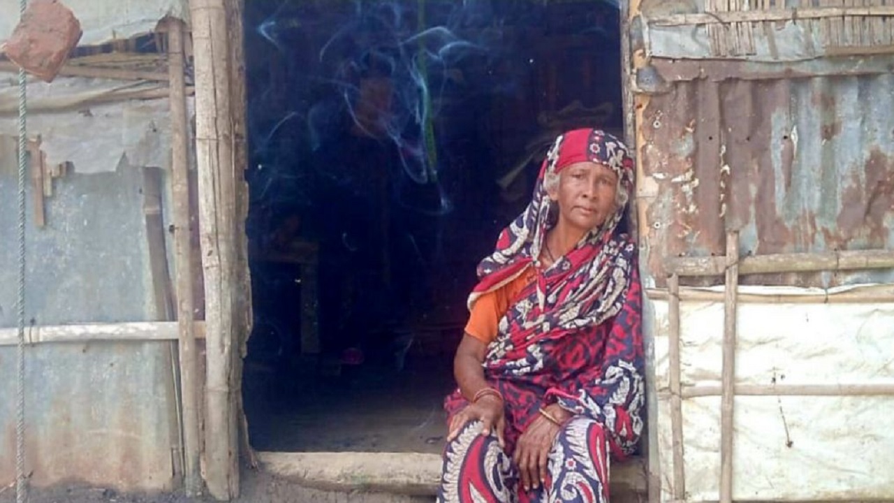 দেড় যুগ ধরে অন্যের বাড়িতে আশ্রয় নেয়া গোলাপজান। ছবি : কালবেলা