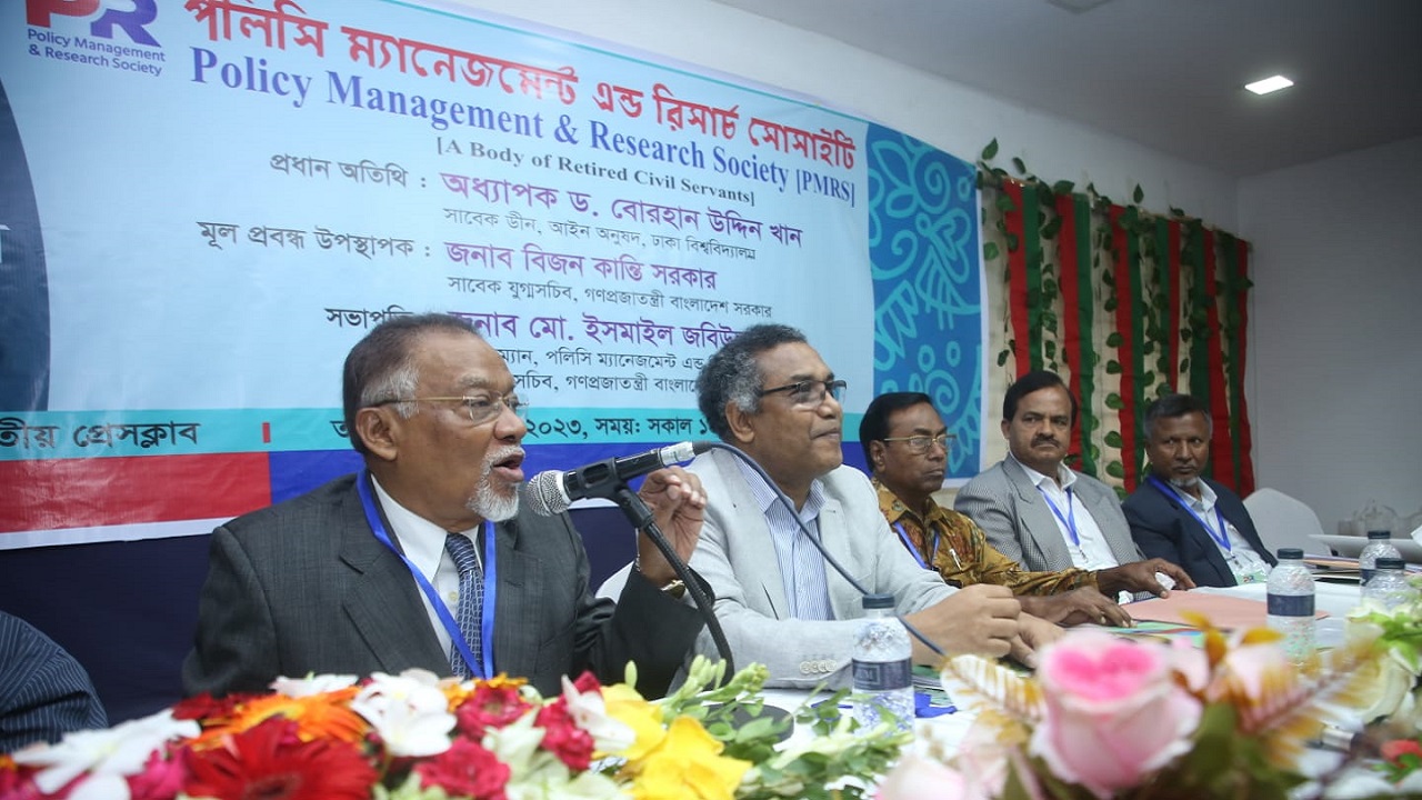 সেমিনারে বক্তব্য দেন সাবেক সচিব ইসমাইল জবিউল্লাহ। ছবি: কালবেলা
