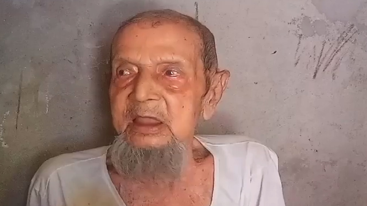 বড়কুল পশ্চিম ইউনিয়নের জাকনী মিজি বাড়ির বাসিন্দা বৃদ্ধ আবুল বাশার মুন্সী। ছবি : কালবেলা