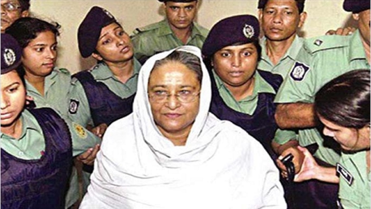 ২০০৭ সালে ঢাকা মেট্রোপলিটন ম্যাজিস্ট্রেট আদালত প্রাঙ্গণে শেখ হাসিনা। ছবি: সংগৃহীত