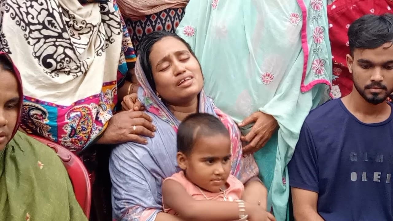 সন্তান কোলে নিয়ে স্ত্রী শারমিন বেগমের বিলাপ। ছবি: কালবেলা