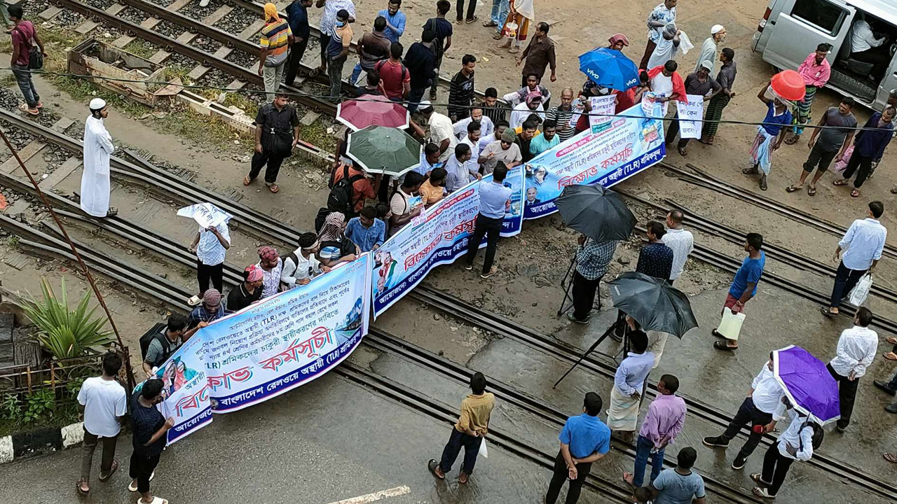 রাজধানীর কারওয়ানবাজারে রেলের অস্থায়ী শ্রমিকদের রেললাইন অবরোধ। ছবি : কালবেলা