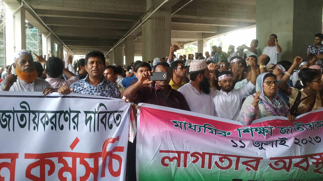 জাতীয় প্রেসক্লাবের সামনে শিক্ষকদের অবস্থান। ছবি : কালবেলা