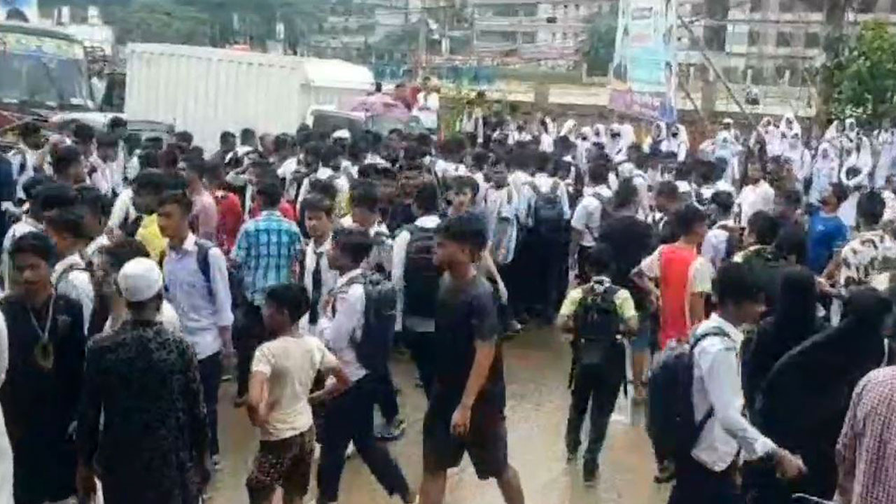 টঙ্গীর মহাসড়ক অবরোধ করল শিক্ষার্থীরা। ছবি : কালবেলা