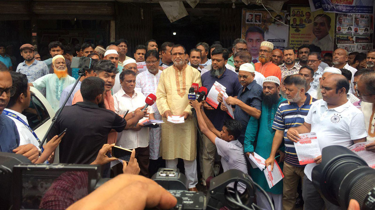 পদযাত্রা সফলের লক্ষ্যে রাজধানীতে লিফলেট বিতরণ করছে বিএনপি। ছবি : কালবেলা