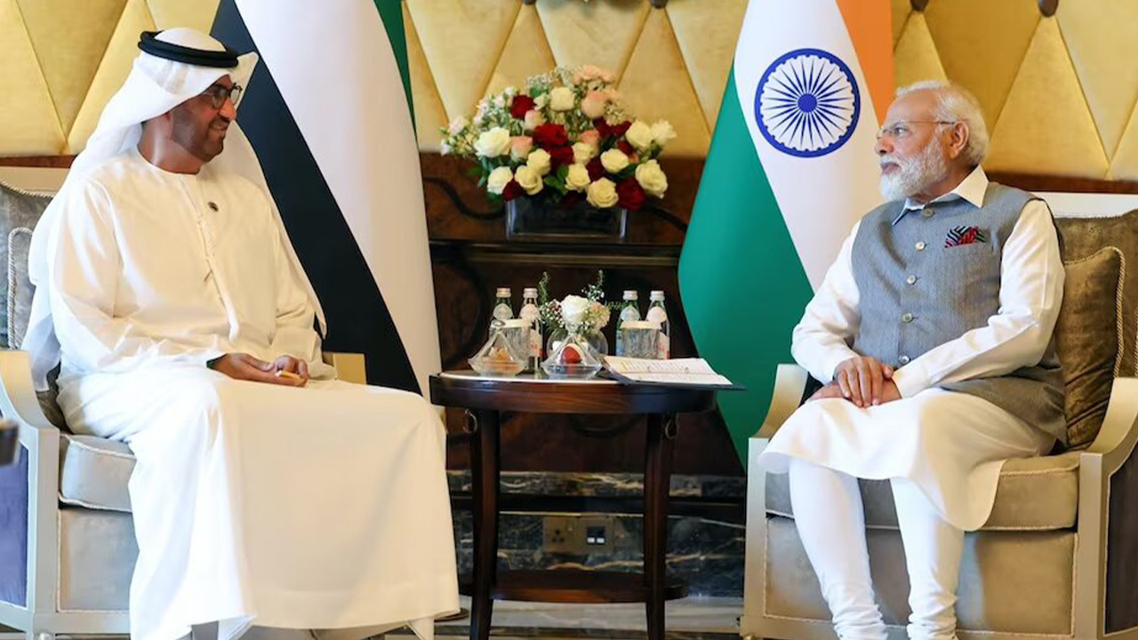 আরব আমিরাতের প্রেসিডেন্ট আল নাহিয়ানের সঙ্গে বৈঠকে ভারতের প্রধানমন্ত্রী নরেন্দ্র মোদি। ছবি : সংগৃহীত