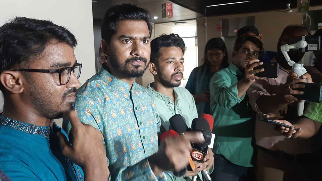 সিইসি কাজী হাবিবুল আউয়ালের সঙ্গে বৈঠক শেষে গণঅধিকার পরিষদের একাংশের আহ্বায়ক নুরুল হক নুর। ছবি : সংগৃহীত