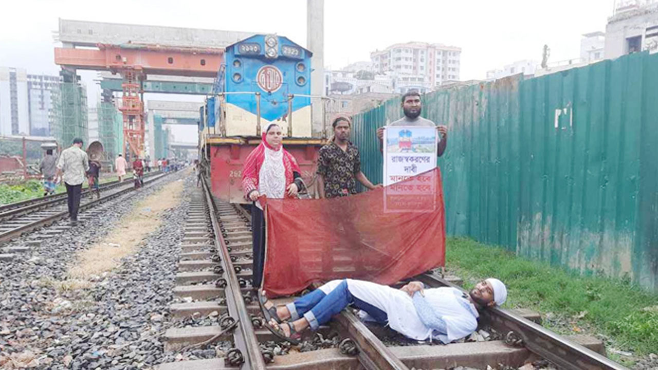 কারওয়ান বাজারের এফডিসির সামনের সিগন্যালের রেললাইনের ওপর রেল শ্রমিকদের অবরোধ। ছবি : সংগৃহীত