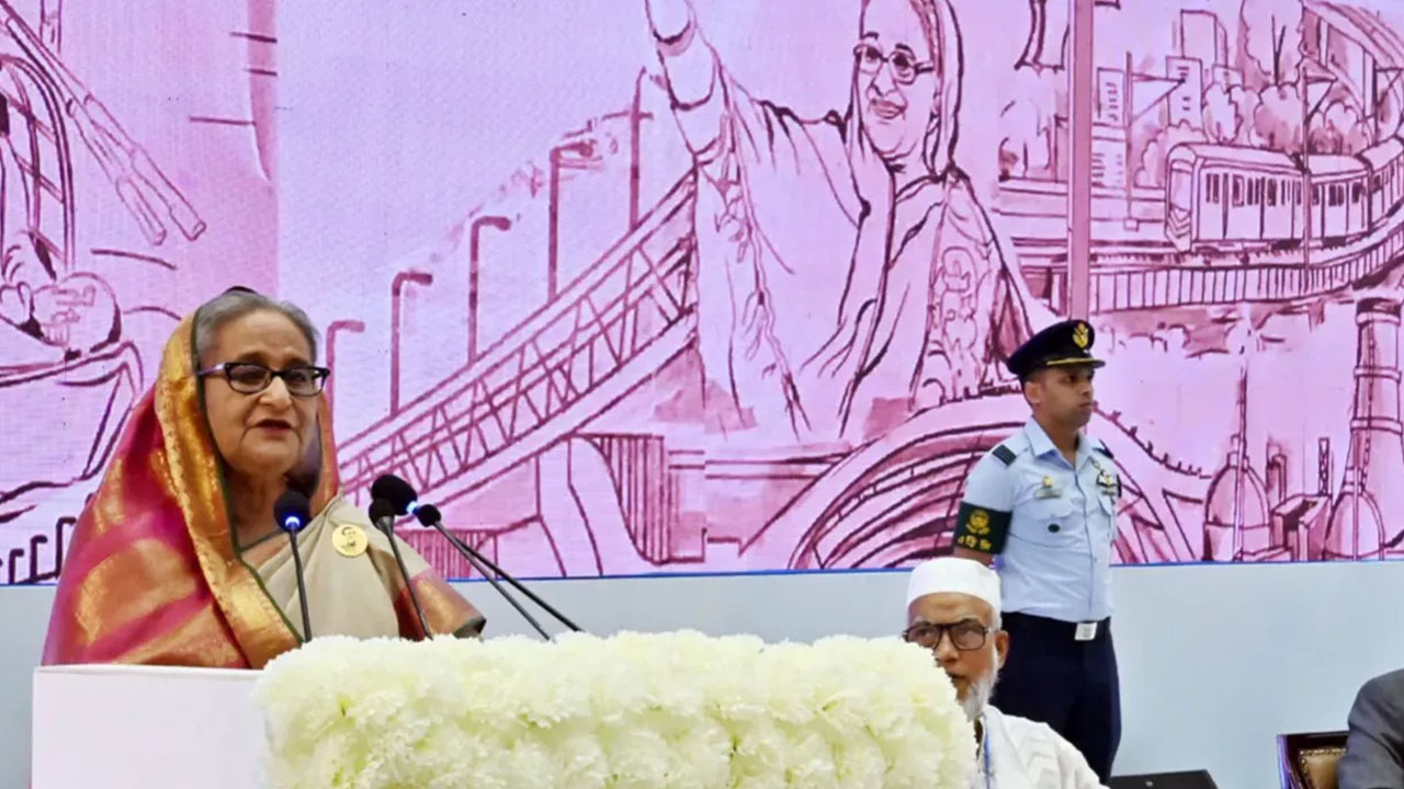 বঙ্গবন্ধু আন্তর্জাতিক সম্মেলন কেন্দ্রে জাতীয় বিশ্ববিদ্যালয়ের অধিভুক্ত কলেজগুলোর অধ্যক্ষদের জাতীয় সম্মেলনে প্রধানমন্ত্রী শেখ হাসিনা। ছবি : সংগৃহীত