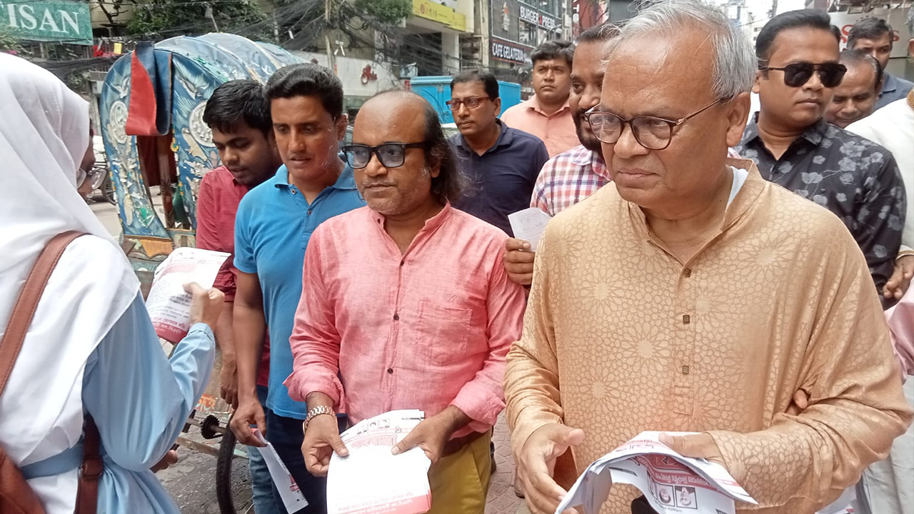 রোববার রাজধানীর বেইলি রোডে লিফলেট বিতরণ করেন বিএনপির জ্যেষ্ঠ যুগ্ম মহাসচিব রুহুল কবির রিজভী। ছবি : কালবেলা