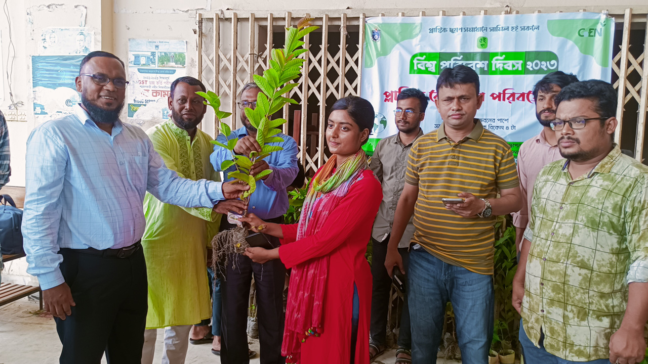 রোববার নোবিপ্রবির একাডেমিক ভবন-২ এর নিচে গাছ প্রদানের আয়োজন করে কোস্টাল এনভায়রনমেন্ট নেটওয়ার্ক (কোয়েন)। ছবি : কালবেলা