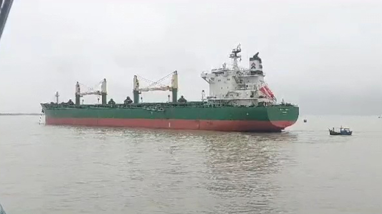 রোববার সকালে ২৮ হাজার টন কয়লা নিয়ে জাহাজটি পায়রা বন্দরে ভেড়ে। ছবি : কালবেলা
