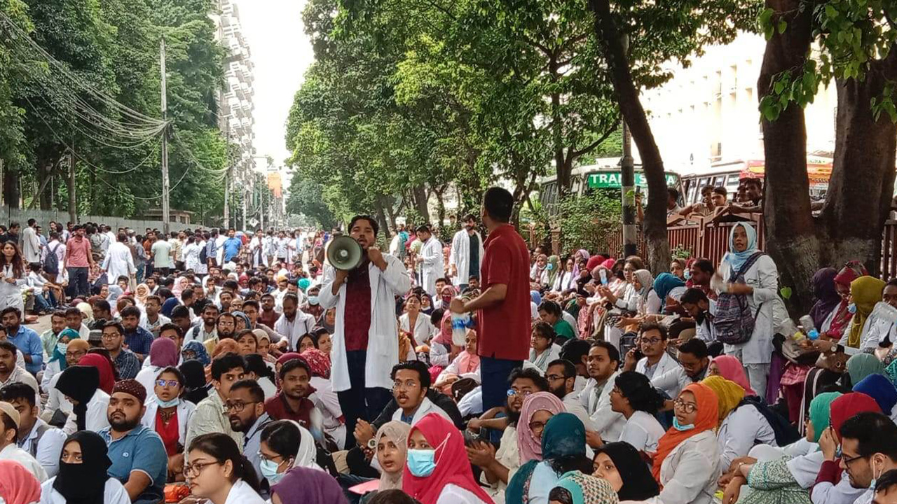 আন্দোলনরত চিকিৎসকরা। ছবি : কালবেলা