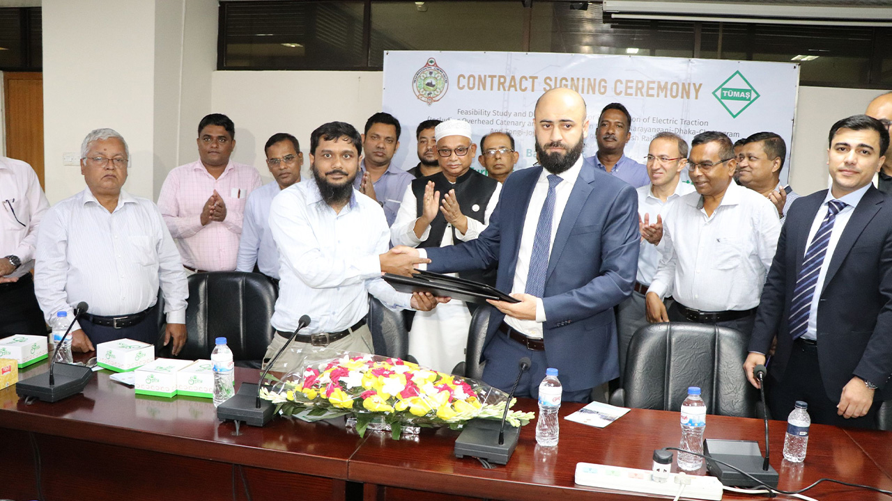 চুক্তি সাক্ষর অনুষ্ঠানে রেলমন্ত্রীসহ বিভিন্ন কর্মকর্তারা। ছবি : কালবেলা