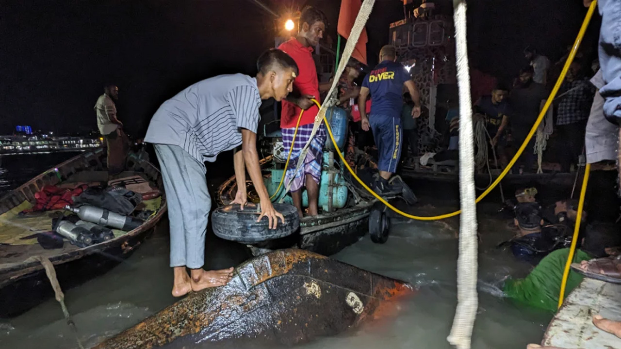 বুড়িগঙ্গা নদীতে উদ্ধার অভিযান চালাচ্ছে ফায়ার সার্ভিসের ডুবুরি দল। ছবি : সংগৃহীত