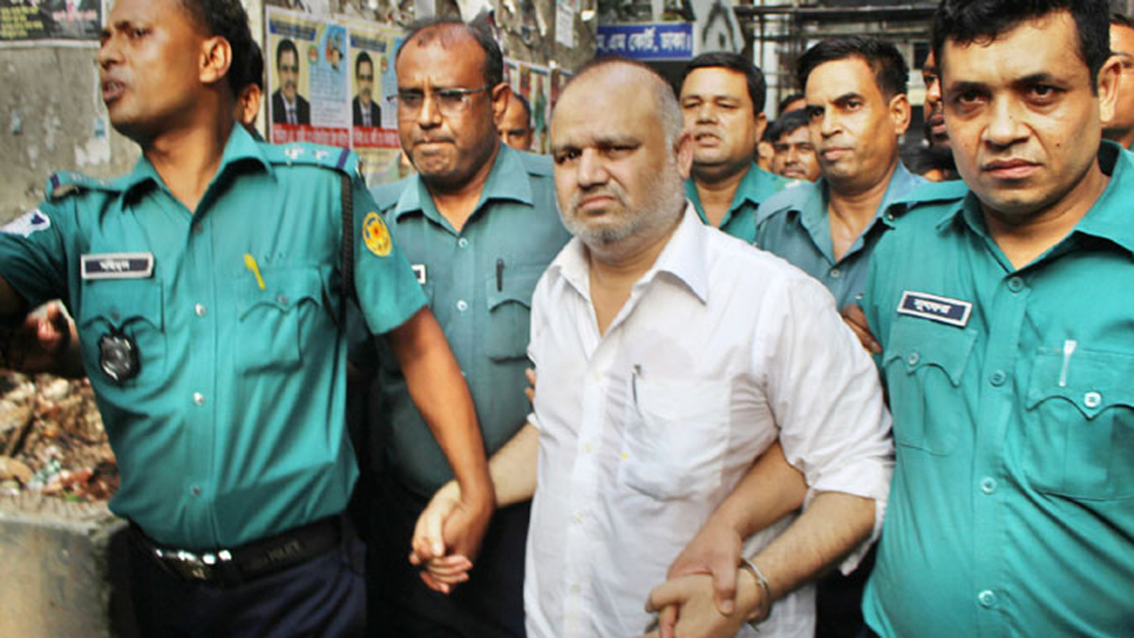 জি কে শামীমকে আদালতে নিয়ে যাওয়া হচ্ছে। পুরোনো ছবি