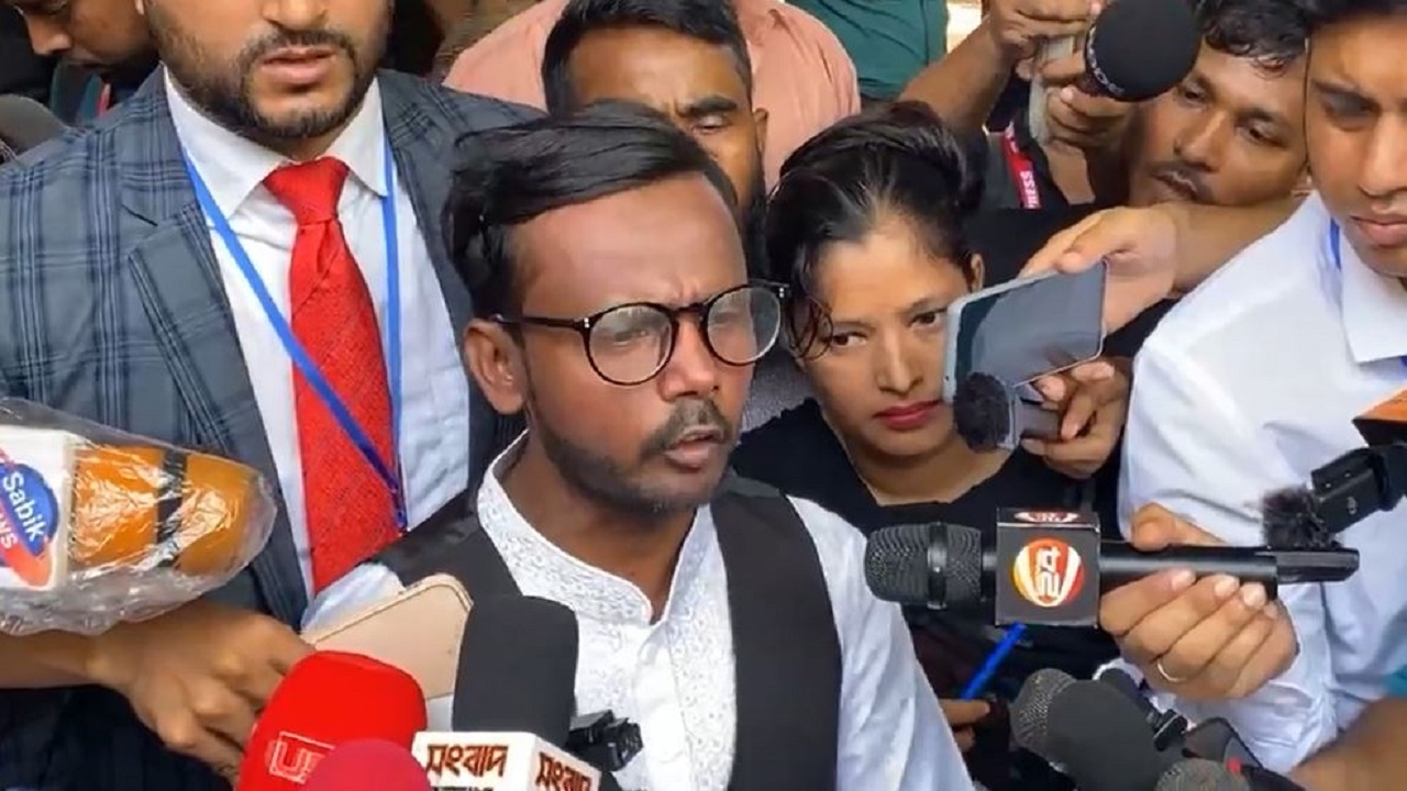 বনানী মডেল স্কুল ভোটকেন্দ্র পরিদর্শনে গিয়ে অভিযোগ করেন হিরো আলম। ছবি : কালবেলা
