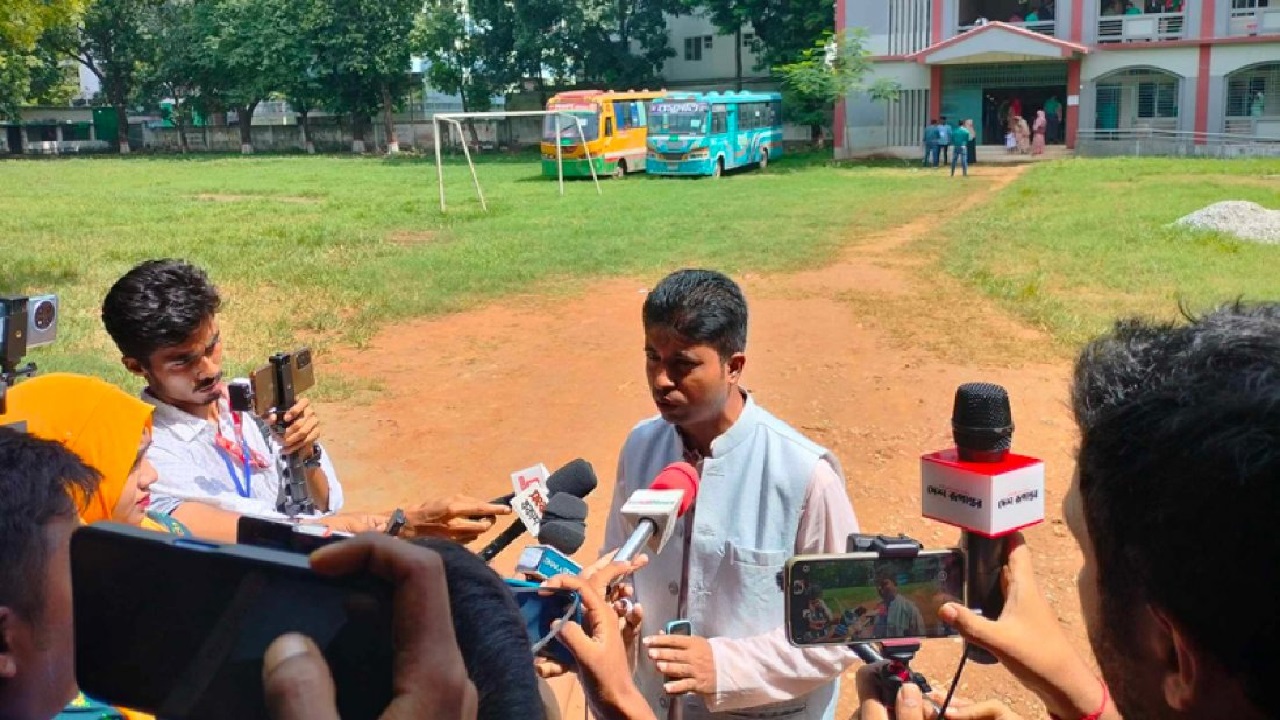 সাংবাদিকদের সঙ্গে কথা বলছেন ট্রাক প্রতীকের স্বতন্ত্র প্রার্থী মো. তারেকুল ইসলাম ভূঞাঁ। ছবি : সংগৃহীত