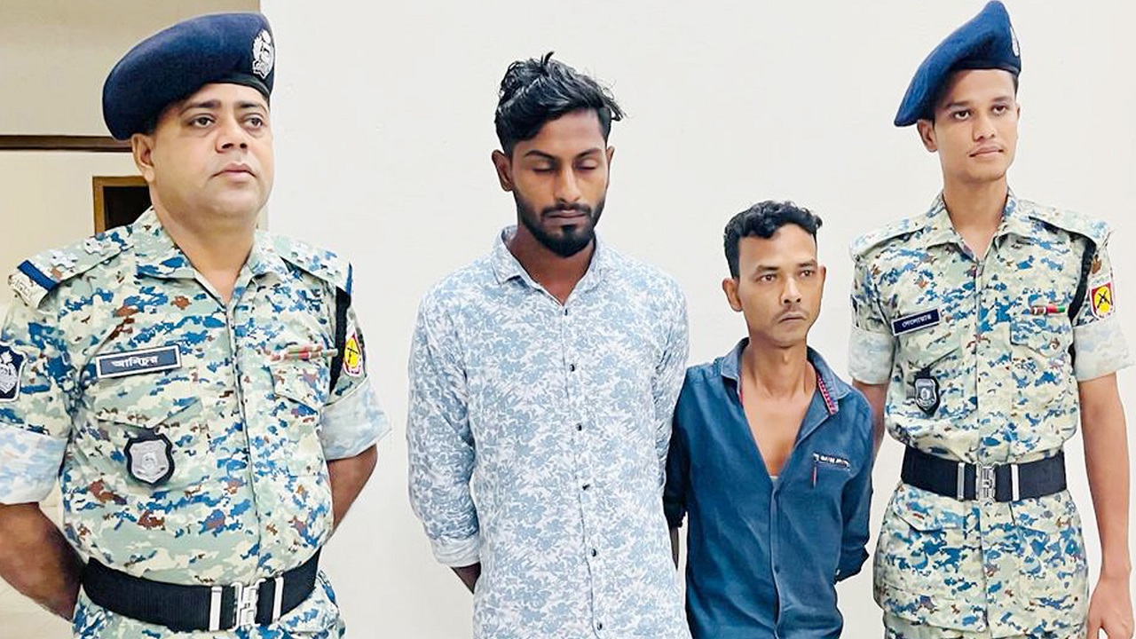 এপিবিএন সদস্যদের মাঝে গ্রেপ্তার সাকিব খান ও খলিল বেপারী। ছবি : কালবেলা