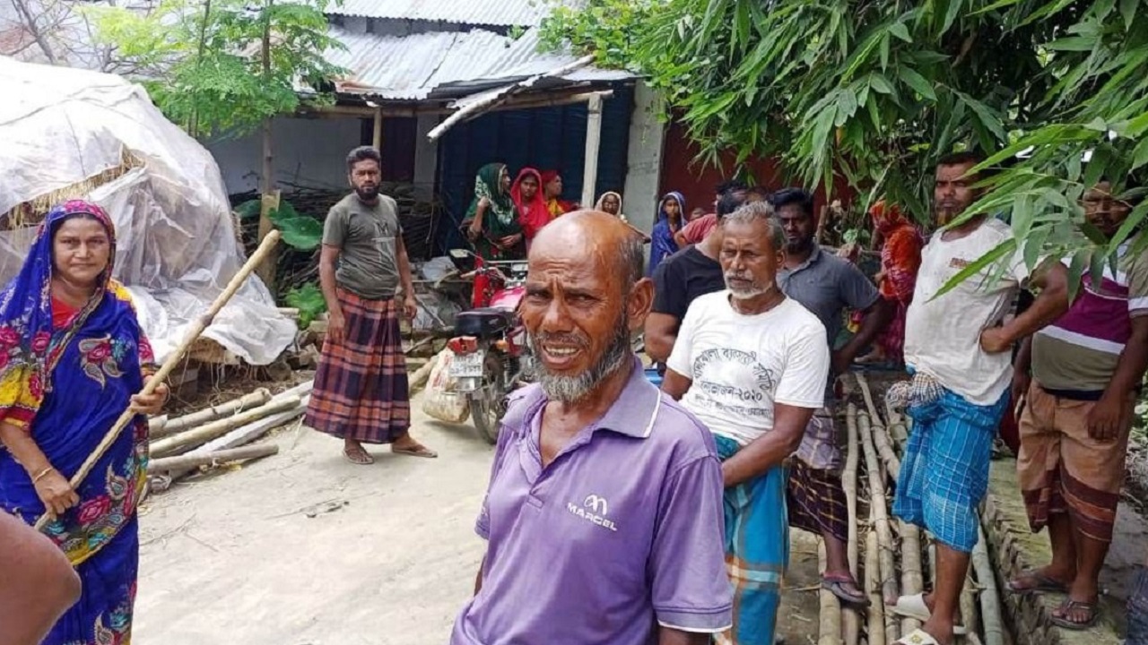 গাংনীর পোড়াপাড়া গ্রামের ভুক্তভোগী গ্রাহকদের চোখে মুখে একরাশ হতাশা। ছবি : কালবেলা