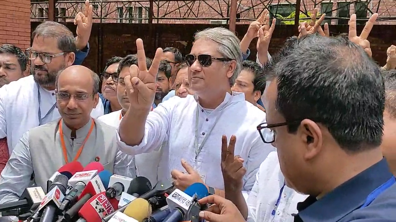 ভোট দেওয়ার পর বিজয় চিহ্ন দেখাচ্ছেন মোহাম্মদ আলী আরাফাত। ছবি : কালবেলা