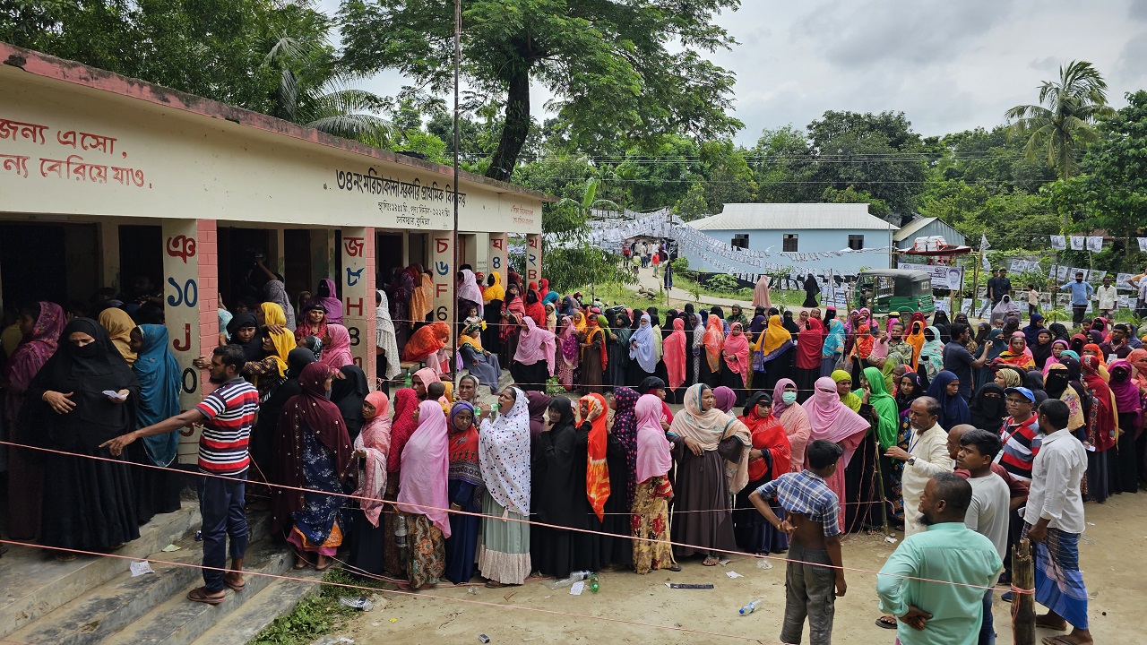কুমিল্লার দেবিদ্বার পৌরসভা নির্বাচনের একটি কেন্দ্রে ভোটারের দীর্ঘ সারি। ছবি : কালবেলা