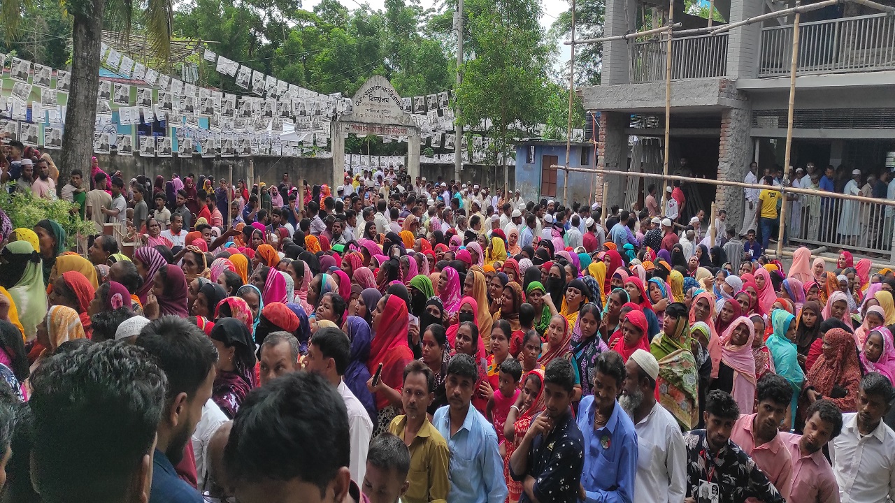 ফতেহাবাদ সরকারি প্রাথমিক বিদ্যালয় কেন্দ্রে ভোটারদের উপচে পড়া ভিড়। ছবি : কালবেলা