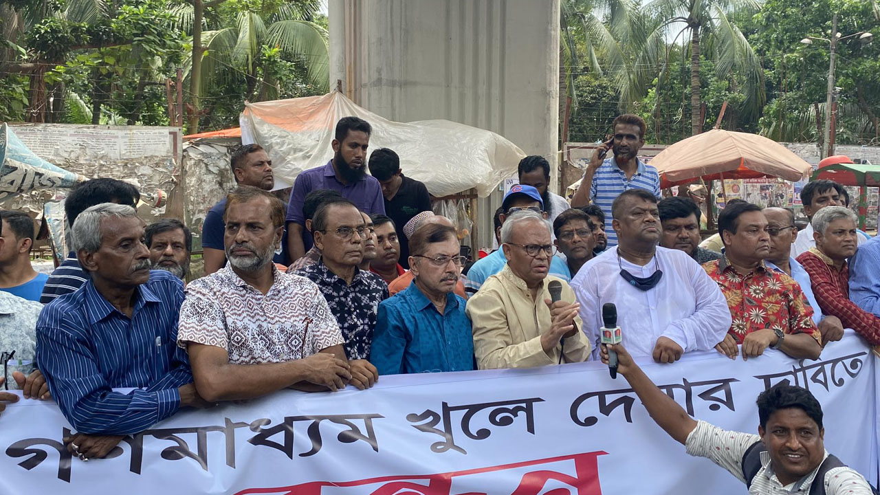 ঢাকা সাংবাদিক ইউনিয়নের দিনকাল ইউনিট আয়োজিত বিক্ষোভ সমাবেশে বিএনপির সিনিয়র যুগ্ম মহাসচিব রুহুল কবির রিজভী। ছবি : কালবেলা