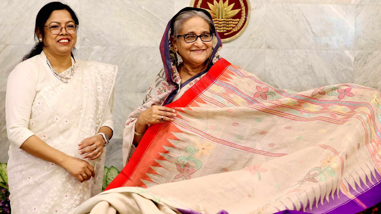 প্রধানমন্ত্রী শেখ হাসিনাকে কলাবতী শাড়ি উপহার দিলেন বান্দরবানের জেলা প্রশাসক ইয়াসমিন পারভিন তিবরীজি। ছবি : সংগৃহীত