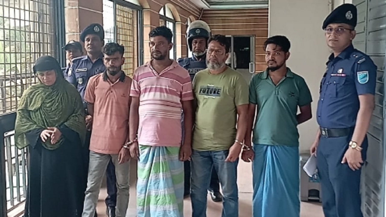 গ্রেপ্তার রেমিট্যান্স জালিয়াতি চক্রের সদস্যরা। ছবি : কালবেলা