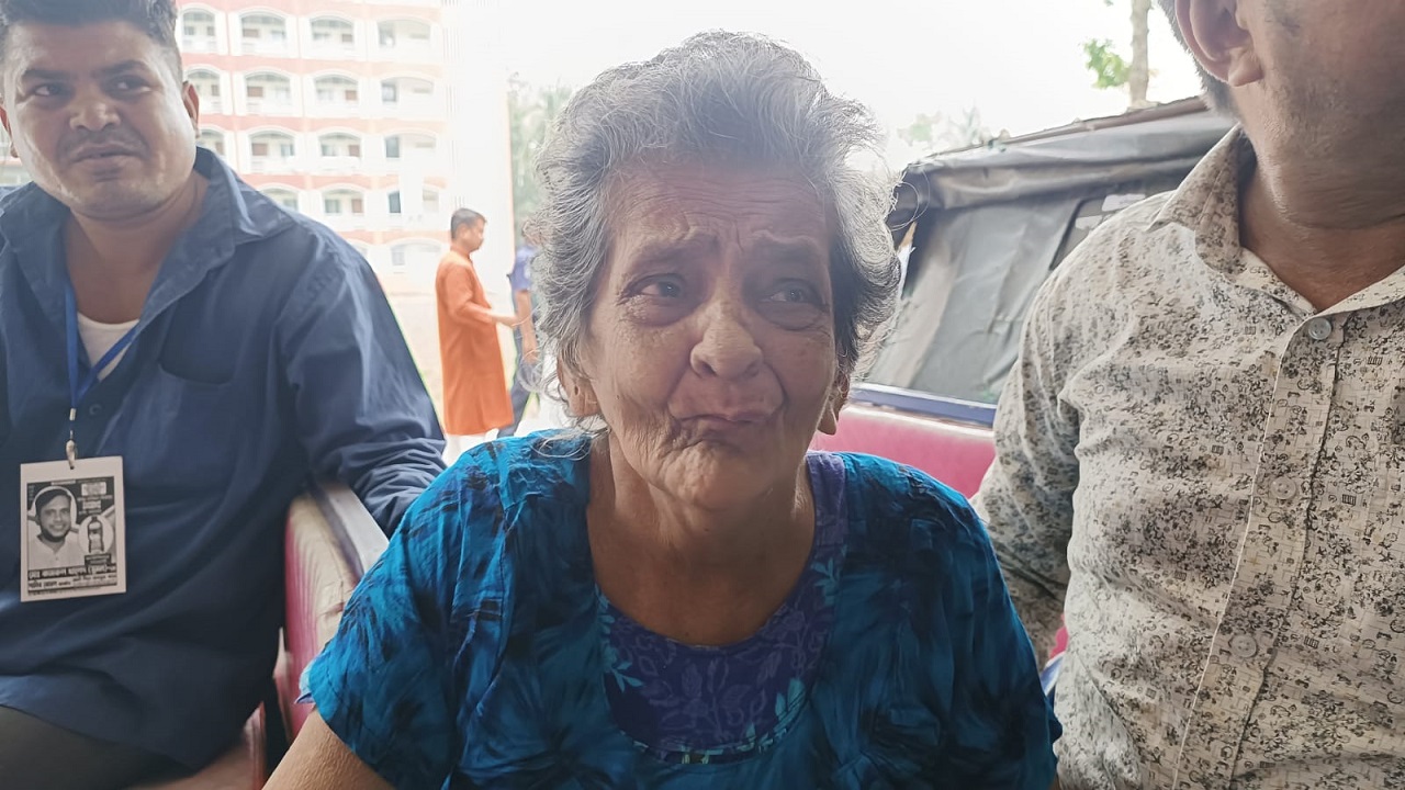 দেবিদ্বার পৌরসভা নির্বাচনের ভোট দিয়ে সাংবাদিকদের সঙ্গে কথা বলছেন ১১০ বছর বয়সী মালতি দত্ত। ছবি : কালবেলা