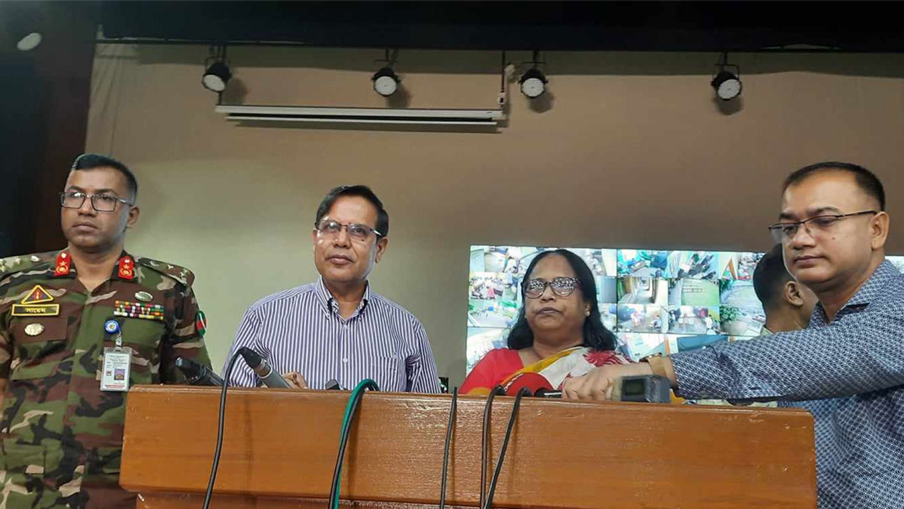 সাংবাদিকদের সঙ্গে কথা বলছেন ইসি আহসান হাবিব খান। ছবি : সংগৃহীত