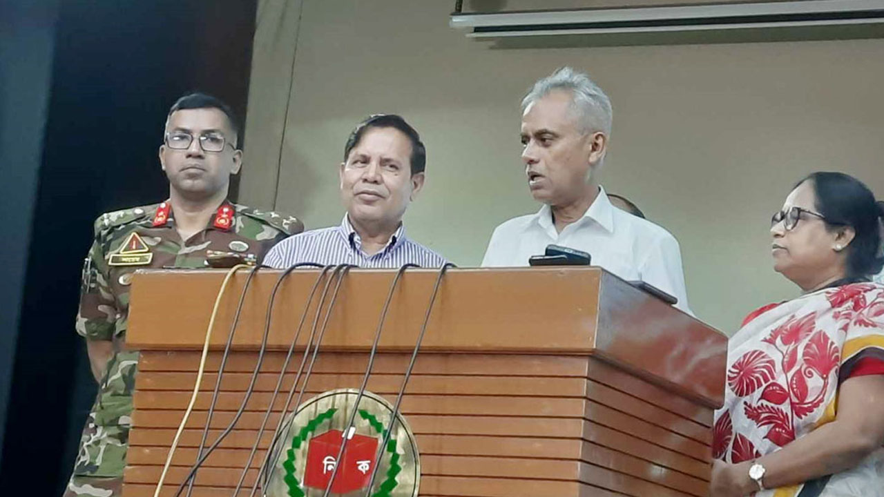 রাজধানীর আগারগাঁওয়ে নির্বাচন শেষে কথা বলেন নির্বাচন কমিশনার মো. আলমগীর হোসেন। ছবি : সংগৃহীত